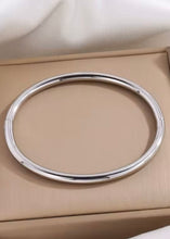 Cargar imagen en el visor de la galería, Minimalist Bangle