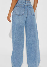 Load image into Gallery viewer, Model-Off-Duty High Waisted Wide Leg Jeans