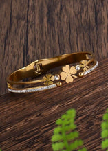 Load image into Gallery viewer, Éire Luck Four Leaf Clover Bracelet
