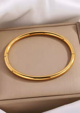 Cargar imagen en el visor de la galería, Minimalist Bangle
