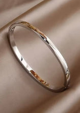 Cargar imagen en el visor de la galería, Minimalist Bangle
