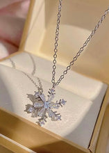 Cargar imagen en el visor de la galería, Winter Wonderland Snowflake Necklace
