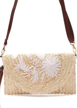 Cargar imagen en el visor de la galería, Beachy Keen Straw Wristlet - The Style Guide TT
