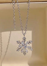 Cargar imagen en el visor de la galería, Winter Wonderland Snowflake Necklace
