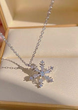 Cargar imagen en el visor de la galería, Winter Wonderland Snowflake Necklace
