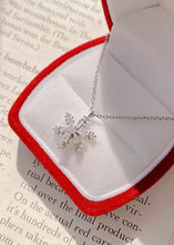 Cargar imagen en el visor de la galería, Winter Wonderland Snowflake Necklace
