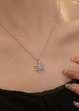 Cargar imagen en el visor de la galería, Winter Wonderland Snowflake Necklace
