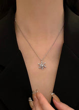 Cargar imagen en el visor de la galería, Winter Wonderland Snowflake Necklace
