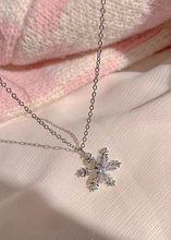 Cargar imagen en el visor de la galería, Winter Wonderland Snowflake Necklace
