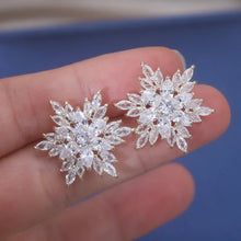 Cargar imagen en el visor de la galería, Statement Snowflake Floral Studs

