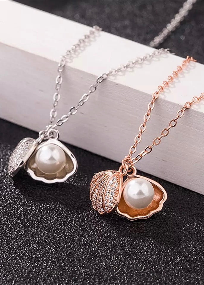 Shell & Pearl Pendant Neklace