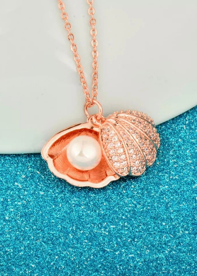 Shell & Pearl Pendant Neklace