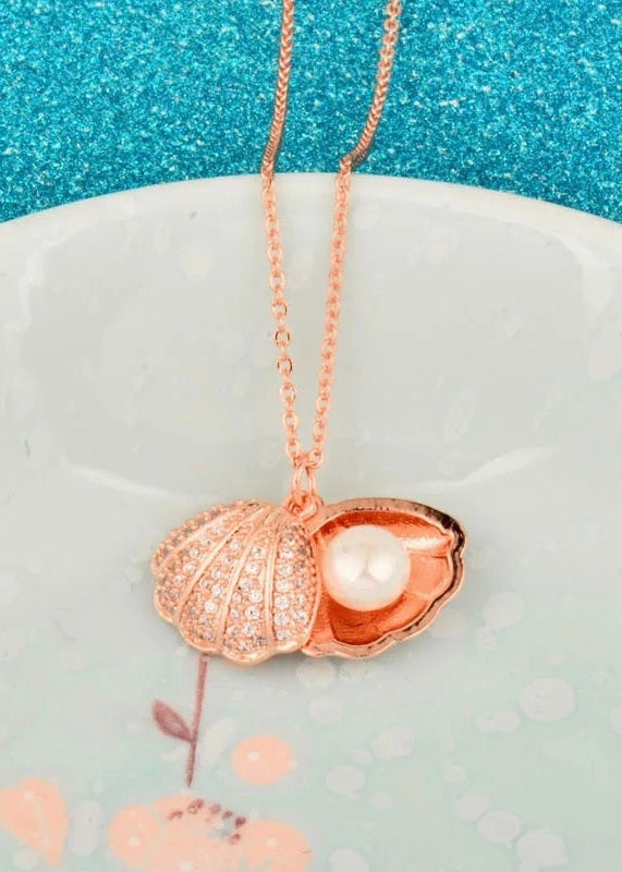 Shell & Pearl Pendant Neklace