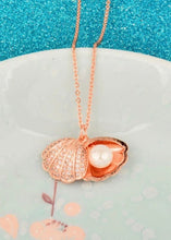 Cargar imagen en el visor de la galería, Shell &amp; Pearl Pendant Neklace
