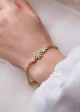 Cargar imagen en el visor de la galería, Gold Snowflake Bracelet
