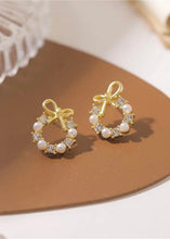 Cargar imagen en el visor de la galería, Gold Christmas Wreath Studs
