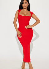 Cargar imagen en el visor de la galería, Scarlet Sculpt Midaxi Dress
