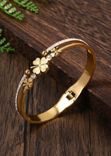 Load image into Gallery viewer, Éire Luck Four Leaf Clover Bracelet
